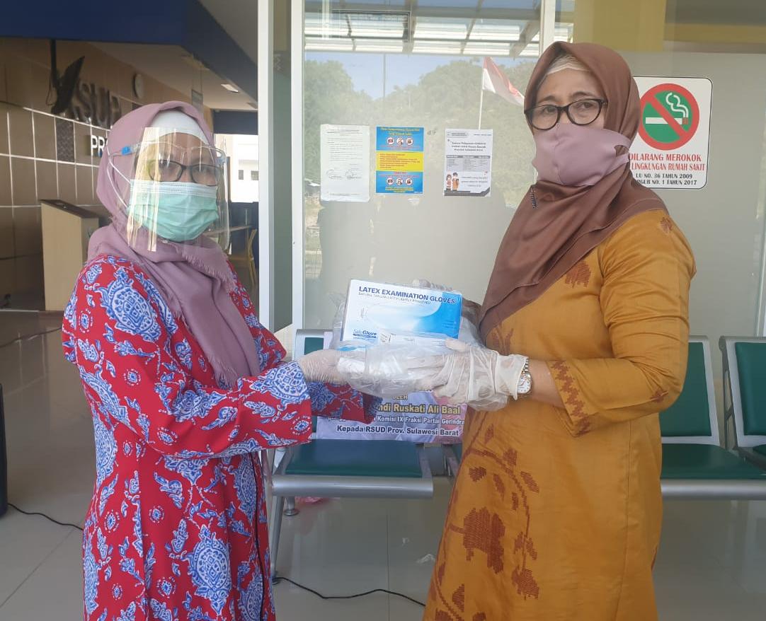 Anggota DPR RI Andi Ruskati Serahkan APD dan Obat-obatan di Dua RS di Mamuju