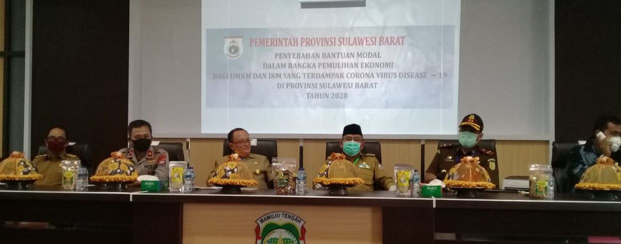 Pulihkan Ekonomi Bagi Pengusaha Kecil, Gubernur Sulbar Serahkan Bantuan untuk UMKM dan IKM