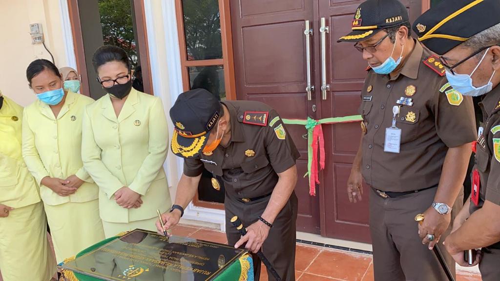 Kajati Sulbar Tandatangani Prasasti Peresmian Rujab Kajari Pasangkayu