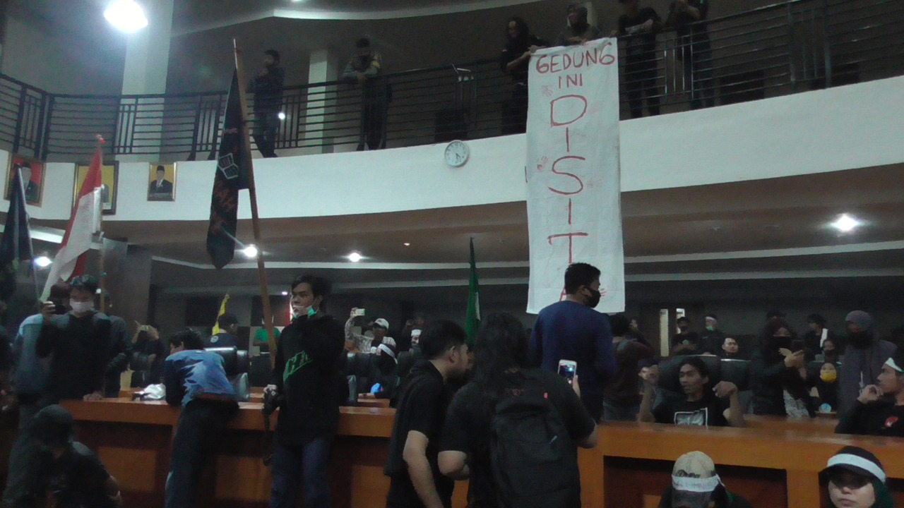 Desak Pembatalan Omnibus Law, HMI “Sita” Gedung DPRD Polman