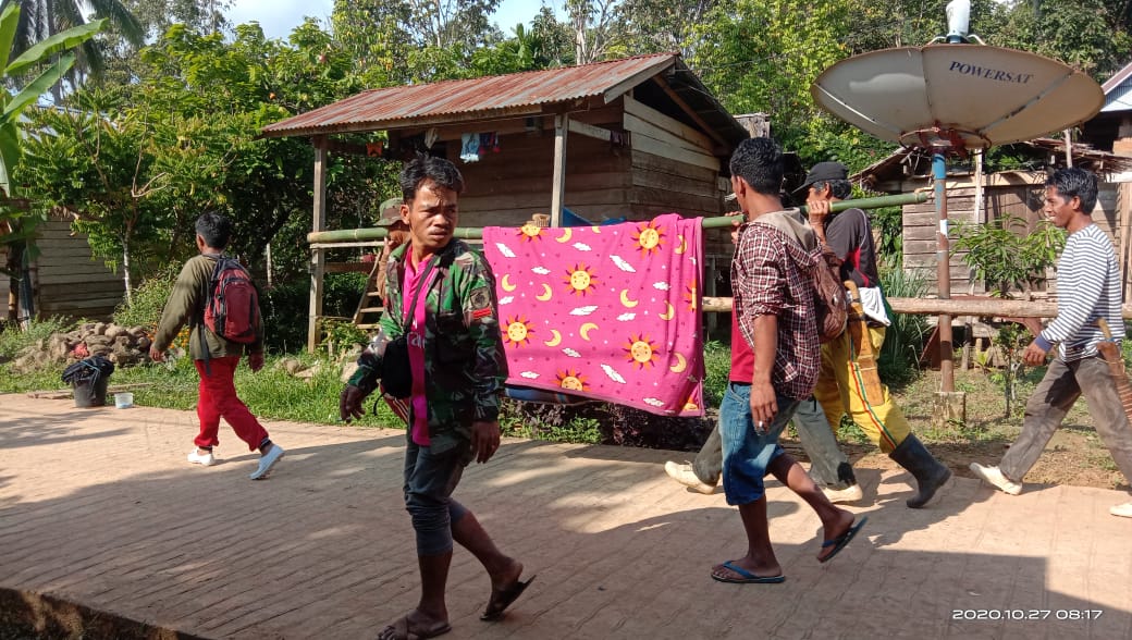 Akses Jalan Rusak Berat, Warga Terpaksa Ditandu Sejauh 12 Kilometer ke Puskesmas 