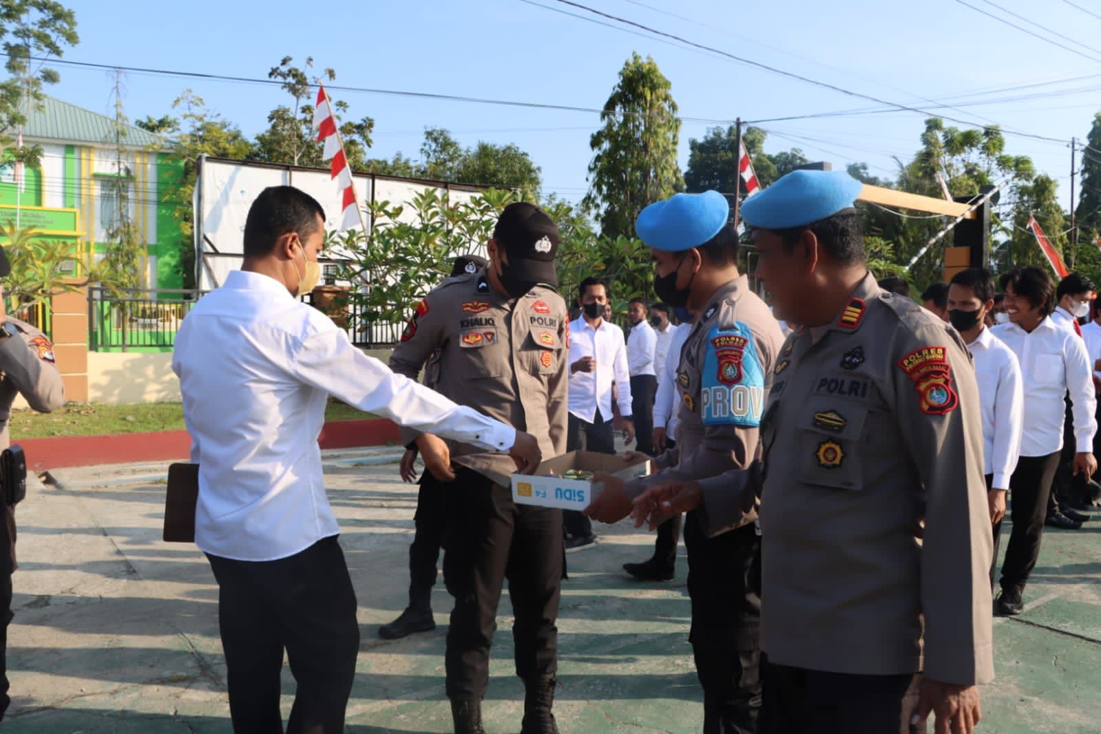 Begini Aksi Humanis Polisi di Polman, Membantu Rekannya yang Mengalami Musibah