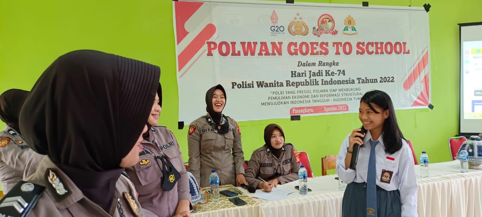 Edukasi Siswa Bermedia Sosial, Polwan Polres Pasangkayu Kunjungi SMKN 1 Sarjo