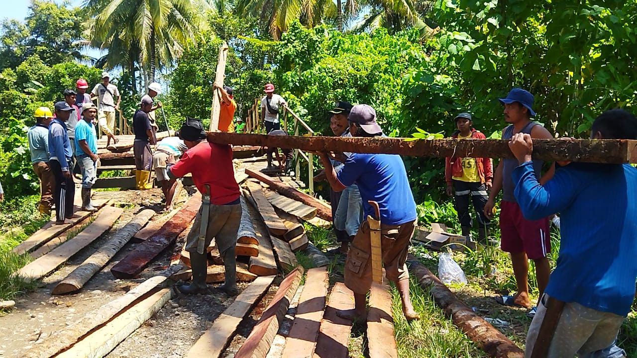 Warga Desa Polewali dan Desa Pagian Gotong Royong Bangun Jembatan Penghubung