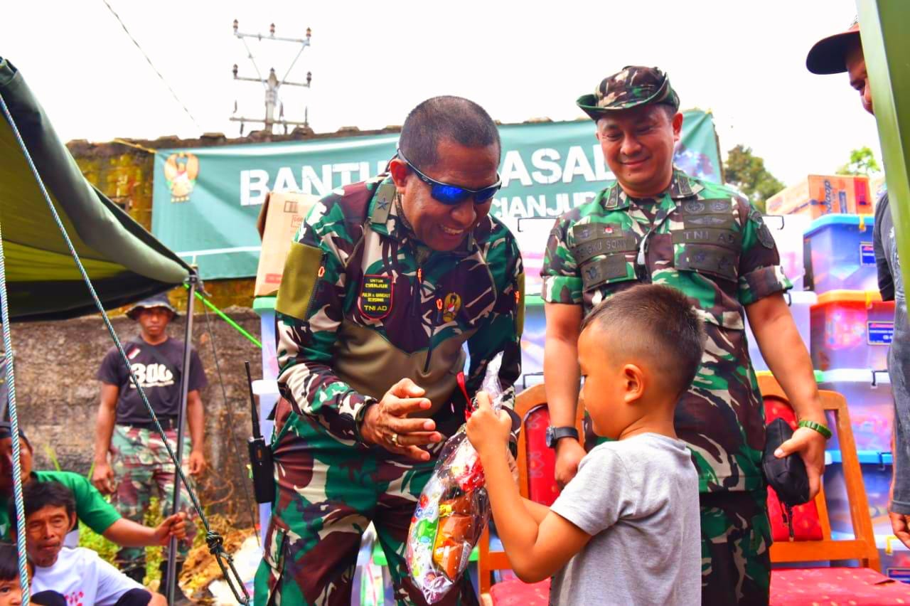 Bantuan Jenderal Dudung Sampai ke Tenda-Tenda Pengungsi Korban Gempa Bumi di Cianjur