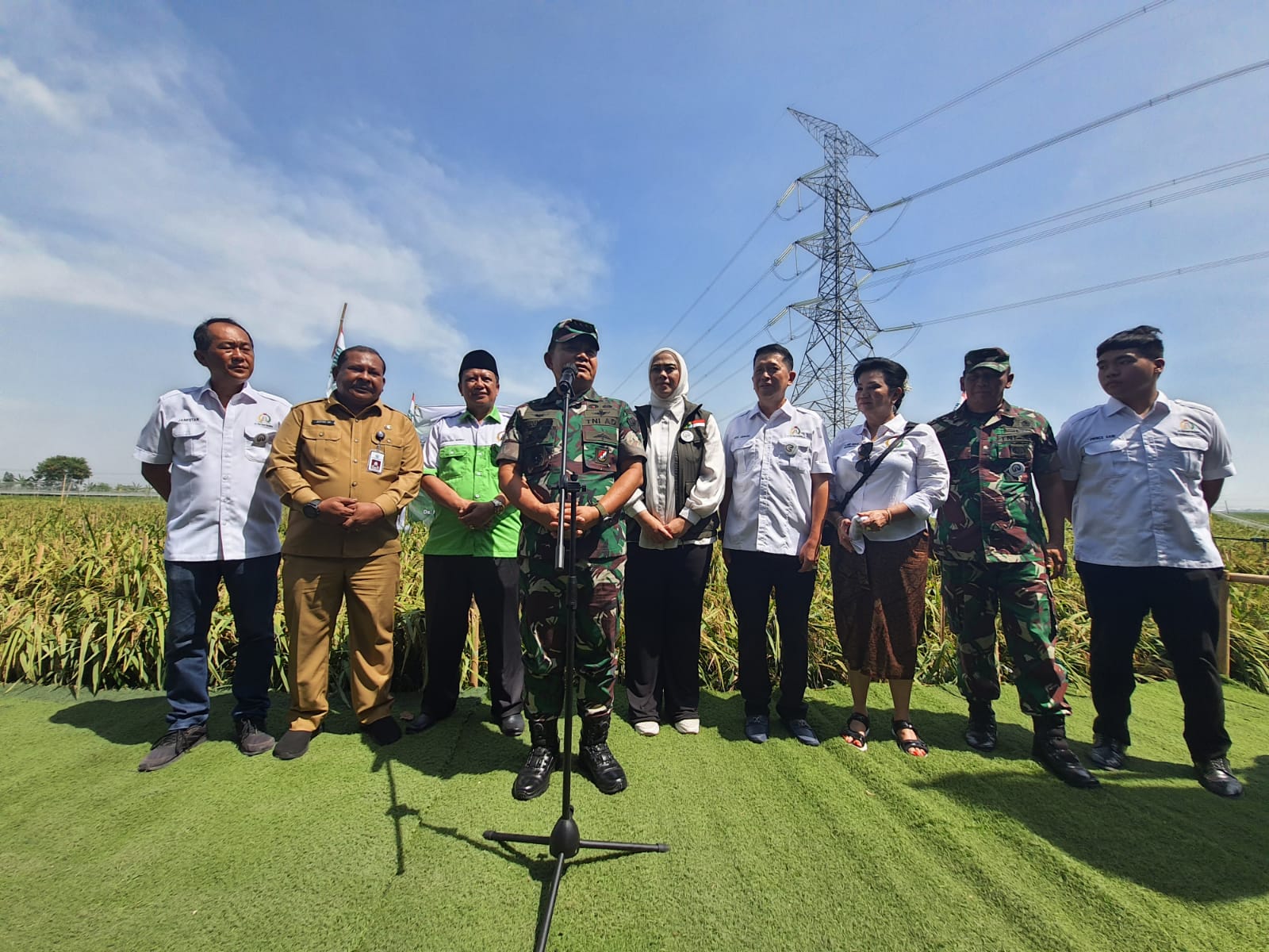 Bupati Cellica Temani KASAD Jenderal Dudung Abdurrahman Panen Raya Padi di Rengasdengklok