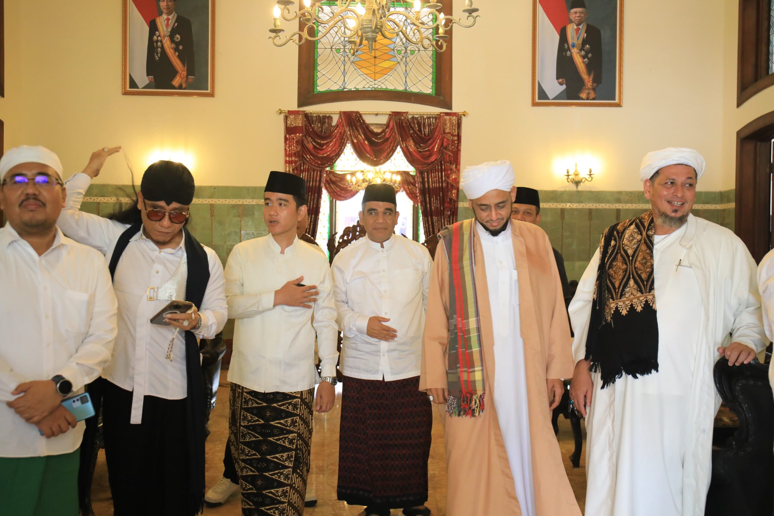 Gibran Hadir di Haul Habib Solo, Jemaah Antusias Menyapa sambil Berfoto